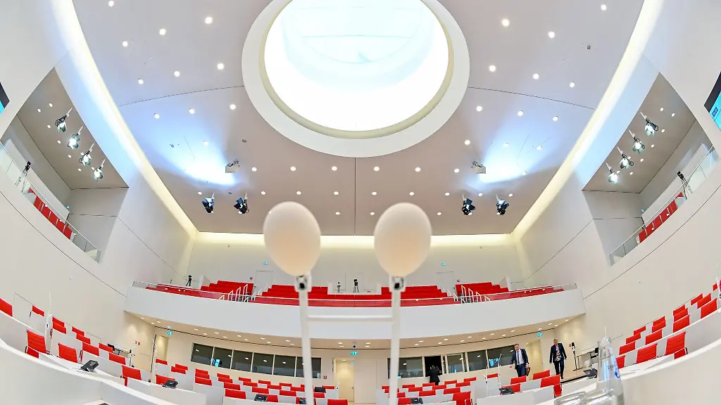 Die-Mikrofone-am-Rednerpult-im-Plenarsaal-des-Brandenburger-Landtags-vor-Beginn-der-101-Sitzung