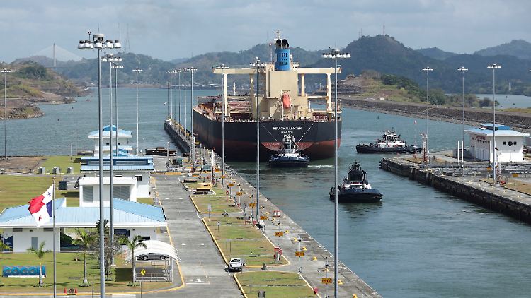 Der Panamakanal verbindet den Atlantik mit dem Pazifik. Etwa sechs Prozent des Welthandels werden über diese Wasserstraße transportiert. 