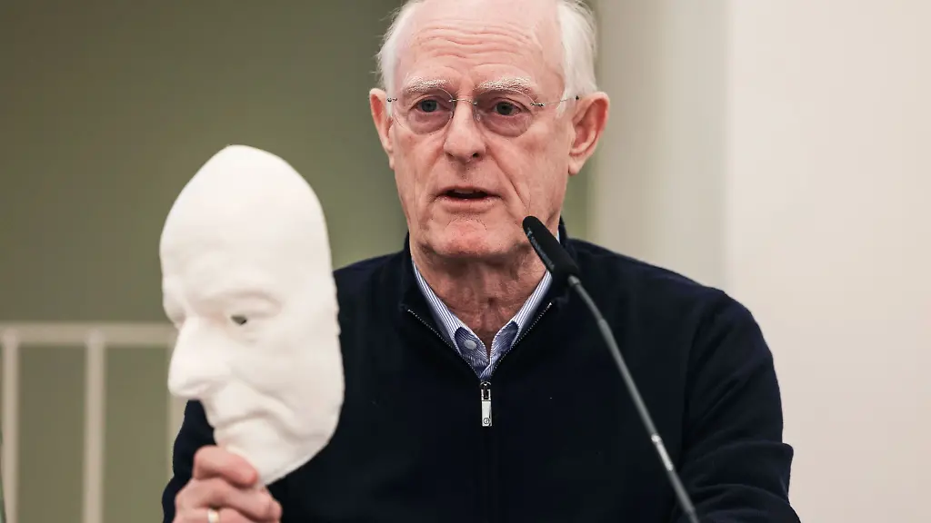 Der-Kuenstler-Tony-Cragg-zeigt-eine-Gesichtsmaske-aus-Hanfmaterialien