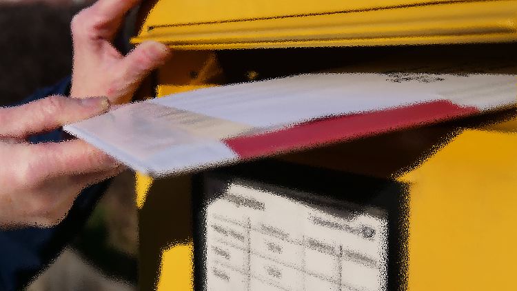 Hinweisgeber, die auf Fehlverhalten in Behörden und Unternehmen aufmerksam machen, sollen durch das Gesetz vor Entlassung und Schikanen geschützt werden