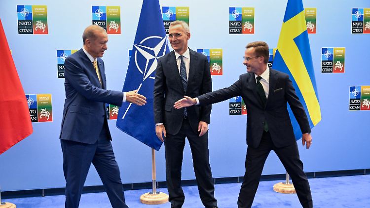 Handschlag des türkischen Präsidenten Recep Tayyip Erdoğan und Schwedens Ministerpräsident Ulf Kristersson, dazwischen NATO-Generalsekretär Jens Stoltenberg.