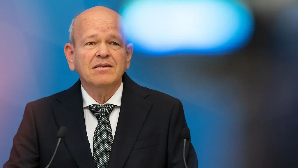 Burkhard-Koerner-Praesident-des-Bayerischen-Landesamts-fuer-Verfassungsschutz-stellt-waehrend-einer-Pressekonferenz-im-Innenministerium-den-Verfassungsschutzbericht-fuer-das-Jahr-2022-vor