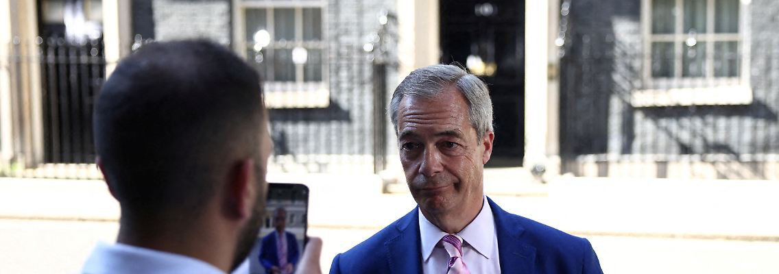 2023-07-24T165259Z_1873778178_RC257V9QOP1E_RTRMADP_3_NATWEST-FARAGE-BBC (1).JPG