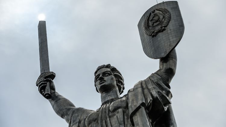 Alleine das Schild misst 13 mal 8 Meter. Hier sollen die Arbeiten stattfinden.