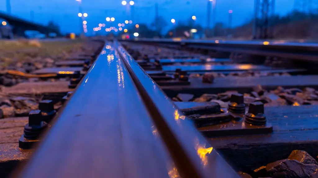 Blick-auf-leere-Gleise-am-Bahnhof-Schwerin
