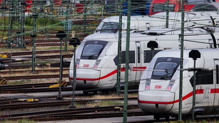 Die EVG hat Warnstreiks für die Dauer der Urabstimmung, also bis Ende August, zunächst ausgeschlossen. 