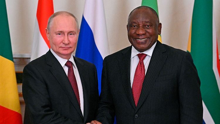 Putin und Südafrikas Präsident Cyril Ramaphosa am 17. Juni in Petersburg. Ramaphosa nahm an einer afrikanischen "Friedensmission" teil.