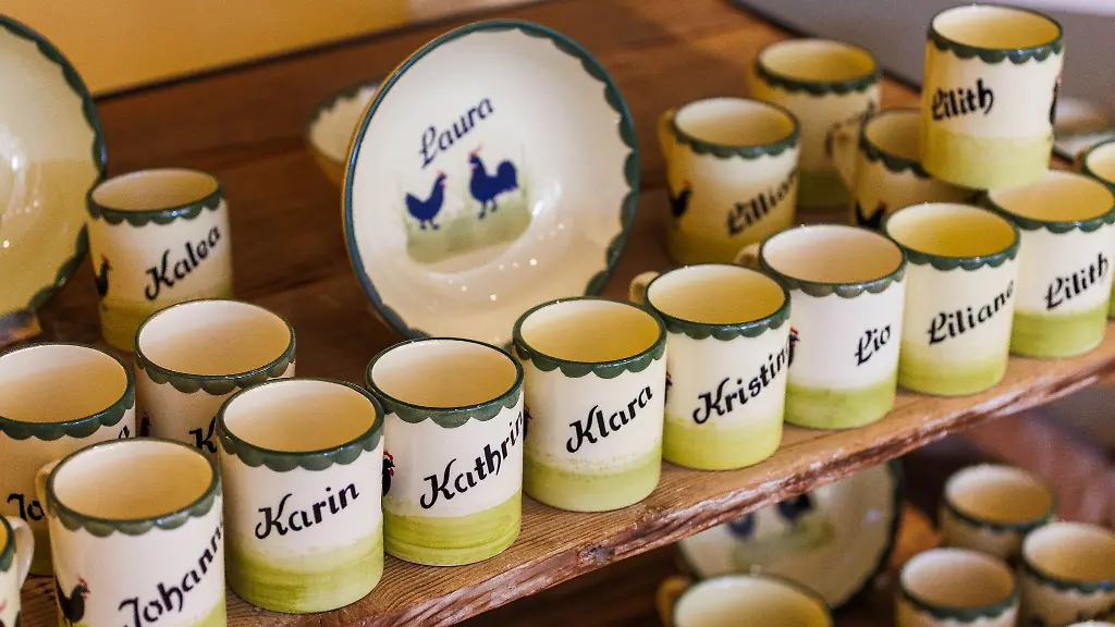 Produkte-der-Zeller-Keramik-stehen-im-Werksverkauf-der-Firma-in-der-Innenstadt