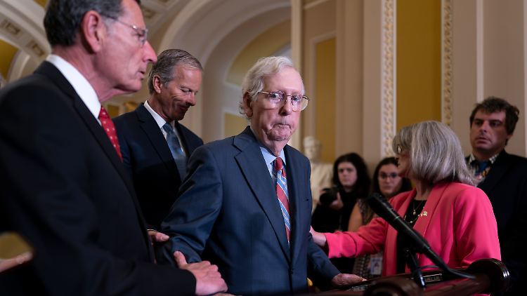 US-Senator John Barrasso wendet sich McConnell unterstützend zu.
