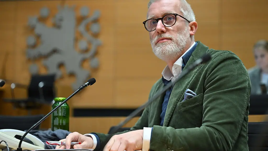 Benjamin-Immanuel-Hoff-Die-Linke-Staatskanzleichef-von-Thueringen-bei-einer-Anhoerung-im-Landtag