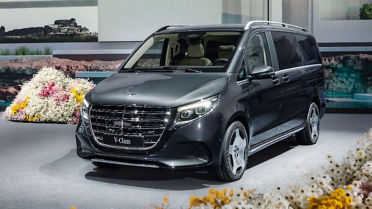 Der Mercedes-Stern als Figur auf dem monumentalen Kühlergrill - so etwas war bisher nur den Personenwagen vorbehalten. Mit diesem Feature soll die V-Klasse an Status gewinnen.
