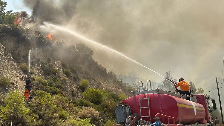 Auf Rhodos entspannt sich die Lage ein wenig, auf dem Festland bedrohen die Flammen dagegen die Hafenstadt Volos. 