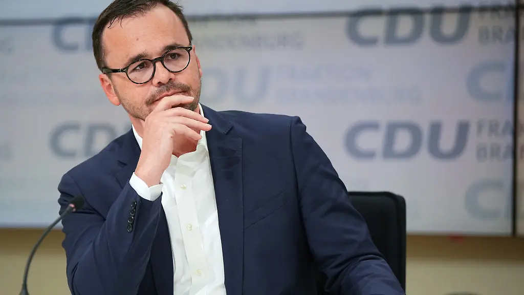 Jan-Redmann-Brandenburger-CDU-Fraktionsvorsitzender-spricht-waehrend-einer-Pressekonferenz-im-Brandenburger-Landtag