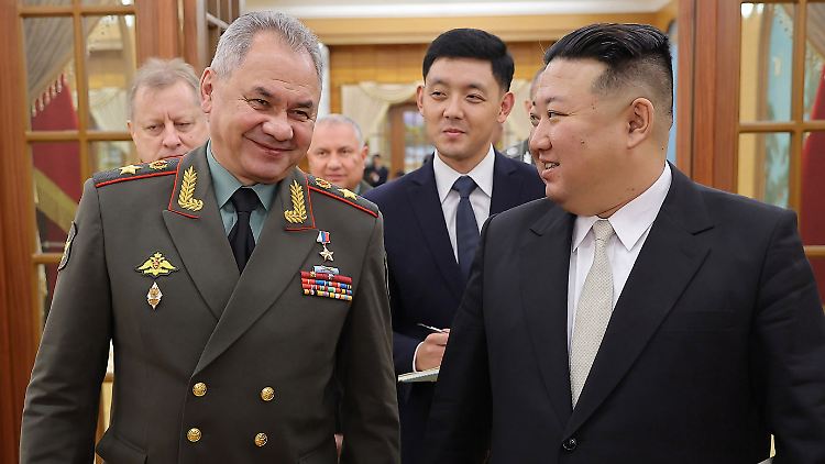 Gute Laune in Pjöngjang beim Treffen von Machthaber Kim Jong-un und Russlands Verteidigungsminister Schoigu