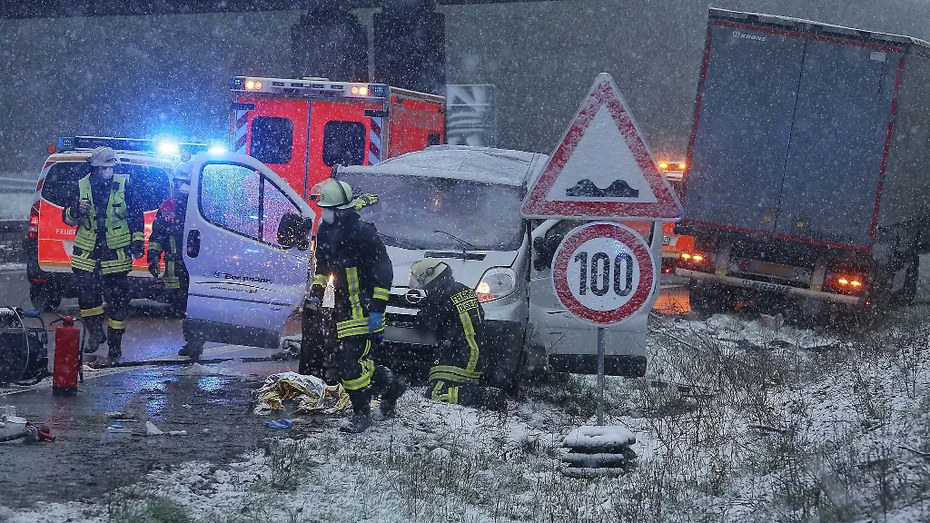 Rettungskraefte-sind-nach-einem-Unfall-auf-der-Autobahn-44-im-Einsatz