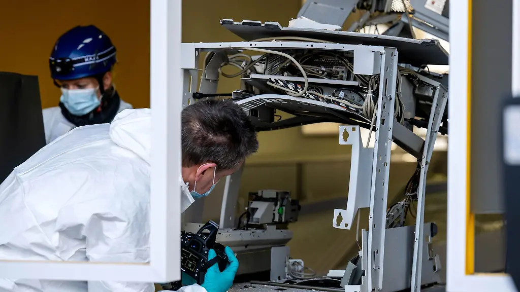 Einsatzkraefte-sichern-Spuren-am-Tatort