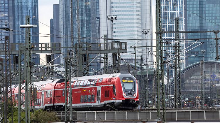 Lediglich 68,6 Prozent der Fernzüge waren in den ersten sechs Monaten ohne größere Verspätung unterwegs.