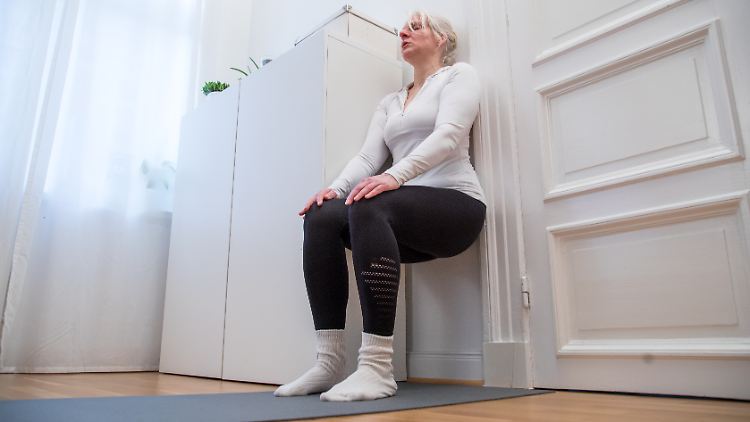 Der Wandsitz ("Wall Sit") gehört zu den isometrischen Übungen, die sich als sehr effektiv gegen hohen Blutdruck erwiesen haben.