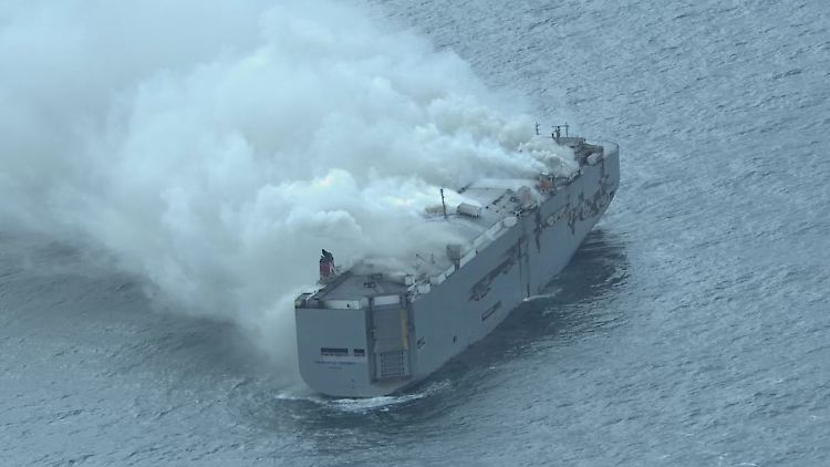 Ein Teil der Crew konnte sich nur noch mit einem Sprung ins Wasser vor den Flammen retten. 