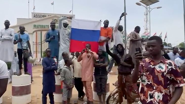 Unterstützer der Putschisten demonstrieren mit einer russischen Fahne in Nigers Hauptstadt Niamey.