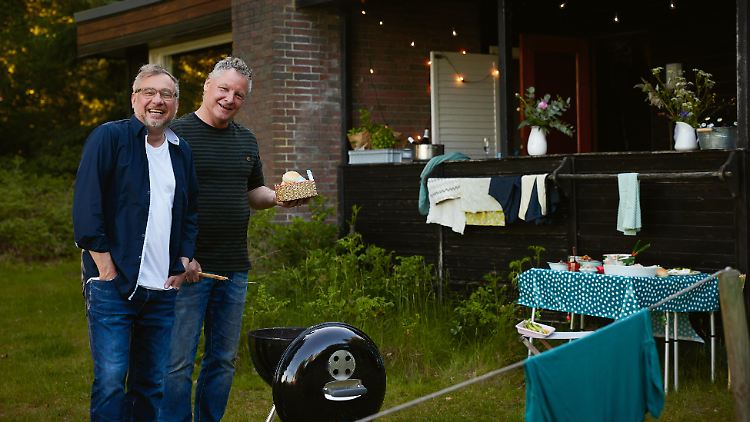 Heute wird gegrillt - und Männer (links: Stevan Paul) schreiten zur Tat. In jedem Klischee steckt schließlich ein Körnchen Wahrheit.
