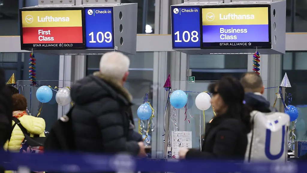Fluggaeste-warten-am-Lufthansa-Check-In-im-Flughafen-Duesseldorf