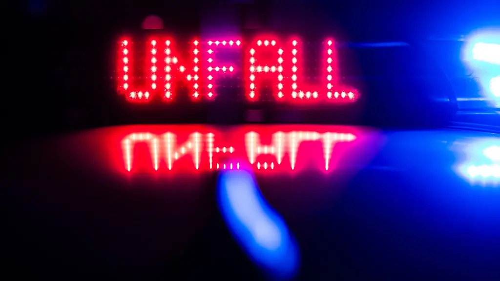 Unfall-ist-auf-dem-Dach-eines-Polizeiautos-zu-lesen