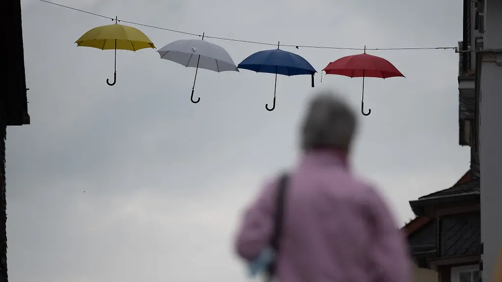 Regenschirme-haengen-als-Dekoration-in-Bad-Kreuznach-vor-einem-grauen-Himmel