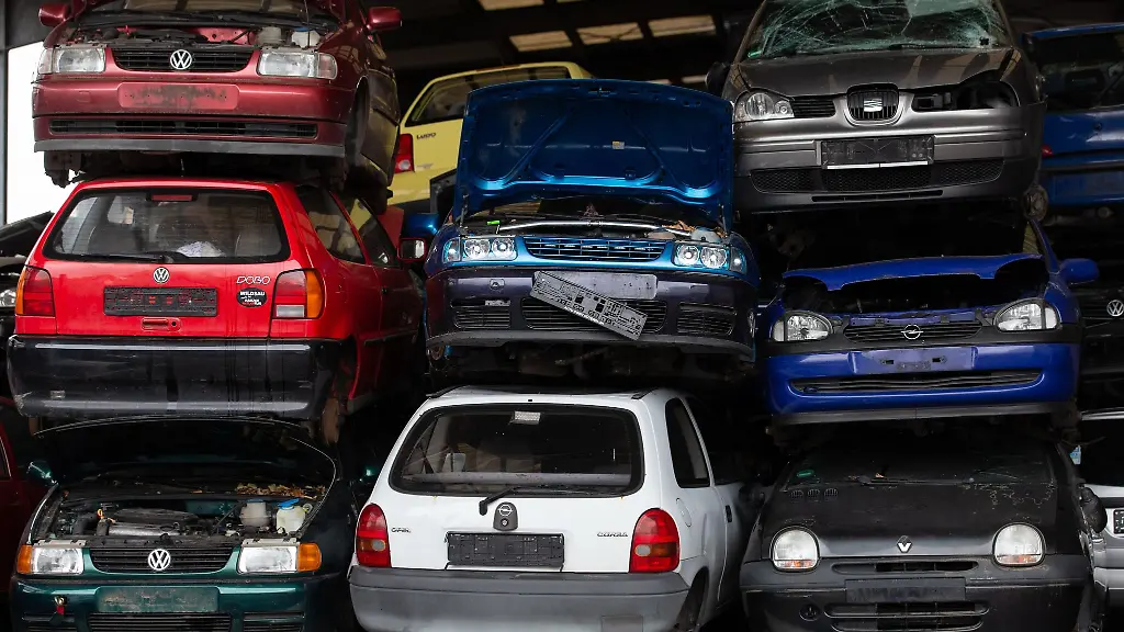 Schrottautos-stehen-bei-einem-Autoverwerter-in-einem-Hochregal