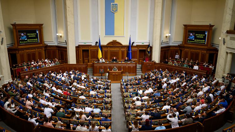 Die Wahlen müssen laut ukrainischem Recht 90 Tage nach Aufhebung des Kriegsrechts nachgeholt werden.