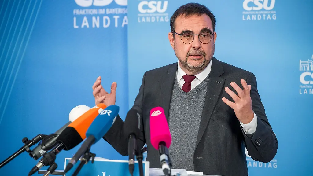 Klaus-Holetschek-spricht-bei-der-Abschlusspressekonferenz-der-Winterklausur-der-Landtagsfraktion