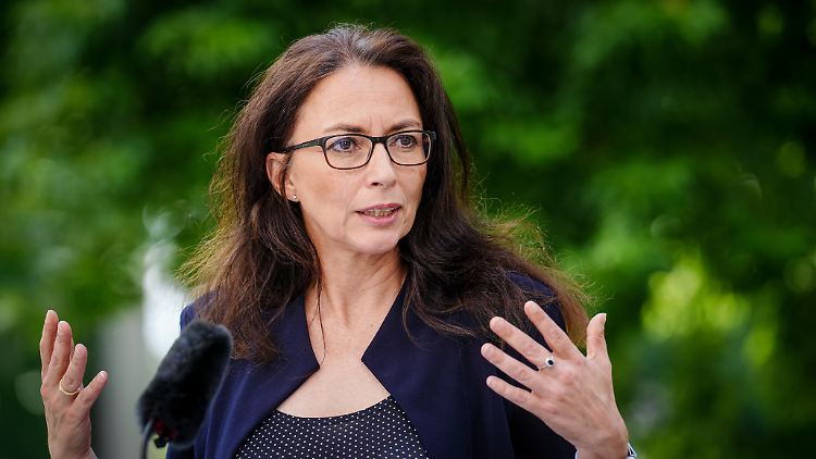 "Wir haben auch eine profitgetriebene Inflation", sagte DGB-Chefin Yasmin Fahimi.