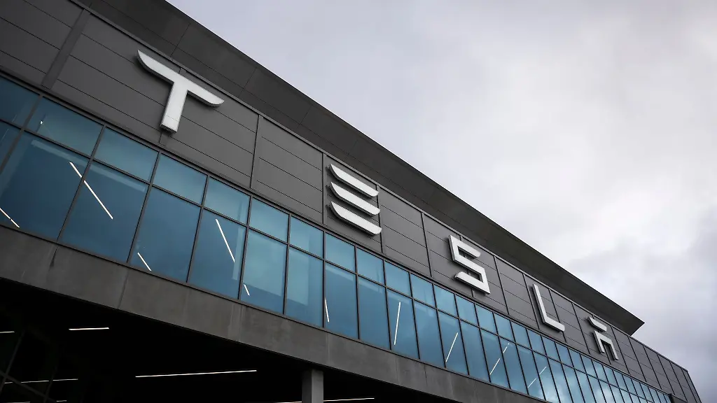 Ueber-dem-Eingang-der-Tesla-Fabrik-steht-der-Schriftzug-Tesla
