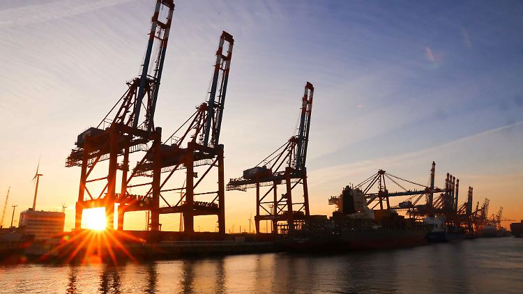 Nach zwei Quartalen mit negativer Entwicklung geht die Sonne wieder ein wenig über der deutschen Wirtschaft auf.  Die Aussichten bleiben aber düster. 