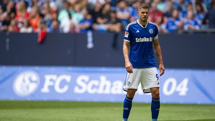 Simon Terodde wird künftig mit Veltnis auf der Brust für Schalke knipsen.