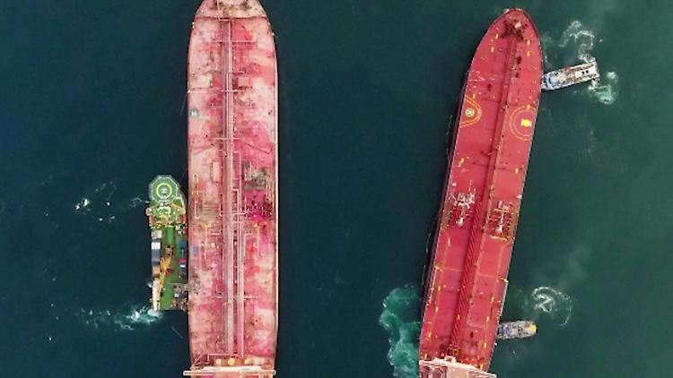 Das Öl der rostigen "FSO Safer" wird derzeit auf die "Nautica" gepumpt. Diese verbleibt dann im Roten Meer und wird den Huthi-Rebellen übergeben.