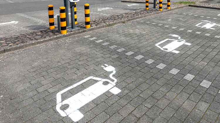 Der Durchschnittspreis für neue E-Autos liegt aktuell bei mehr als 40.000 Euro.