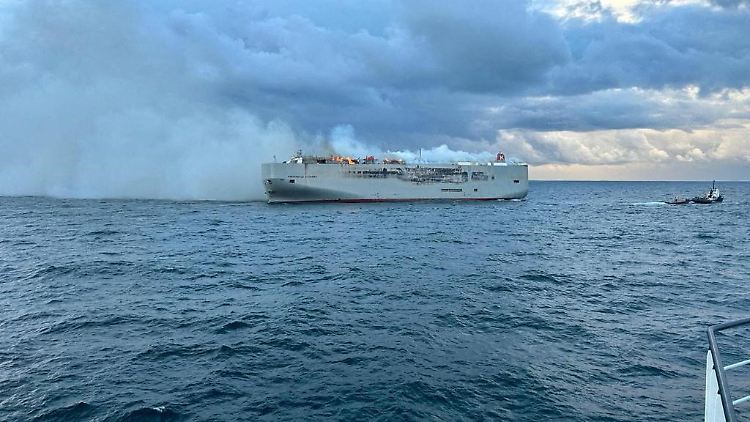 Der Brand auf der "Fremantle Highway" hat am Donnerstagabend an Stärke verloren.
