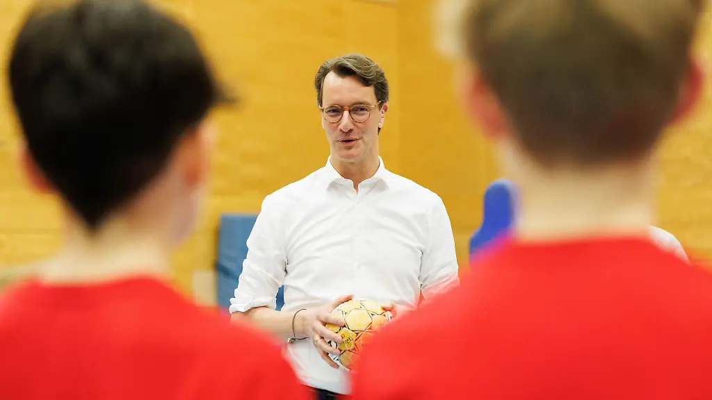 Hendrik-Wuest-CDU-Ministerpraesident-von-Nordrhein-Westfalen-spricht-mit-Handball-Spielern