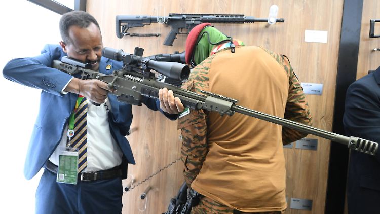 Vertreter afrikanischer Staaten begutachten beim Gipfeltreffen in St. Petersburg russische Waffen. 