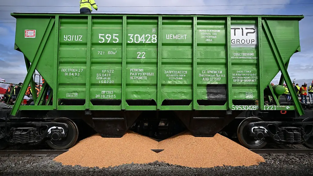 Protest-der-Landwirte-auf-den-Bahngleisen-am-Grenzuebergang-zur-Ukraine-in-Medyka