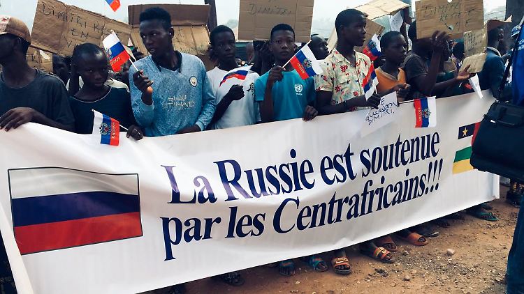 "Russland wird von den Zentralafrikanern unterstützt", heißt es auf dem Spruchband. Nachdem Dimitri Sytyi im vergangenen Dezember von einer Briefbombe verletzt wurde, gab es in Bangui Demonstrationen für ihn.