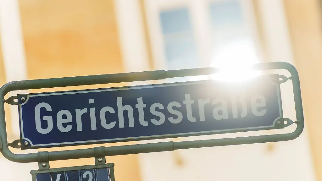 Das-Strassenschild-Gerichtsstrasse-steht-vor-dem-Landgericht