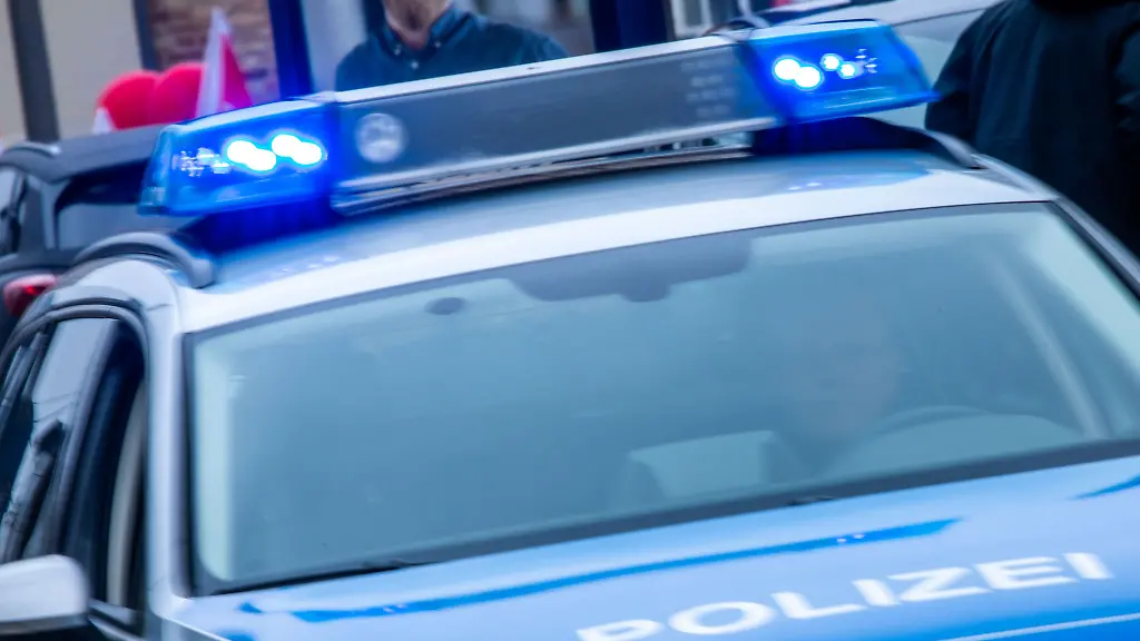 Ein-Streifenwagen-der-Polizei-ist-mit-Blaulicht-im-Einsatz