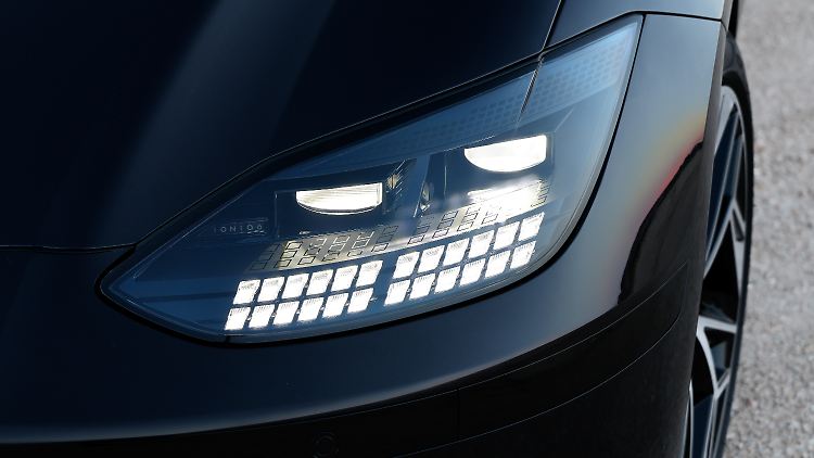 In den Scheinwerfern findet sich das Kästchen-Motiv, das die elektrischen Hyundais kennzeichnet.