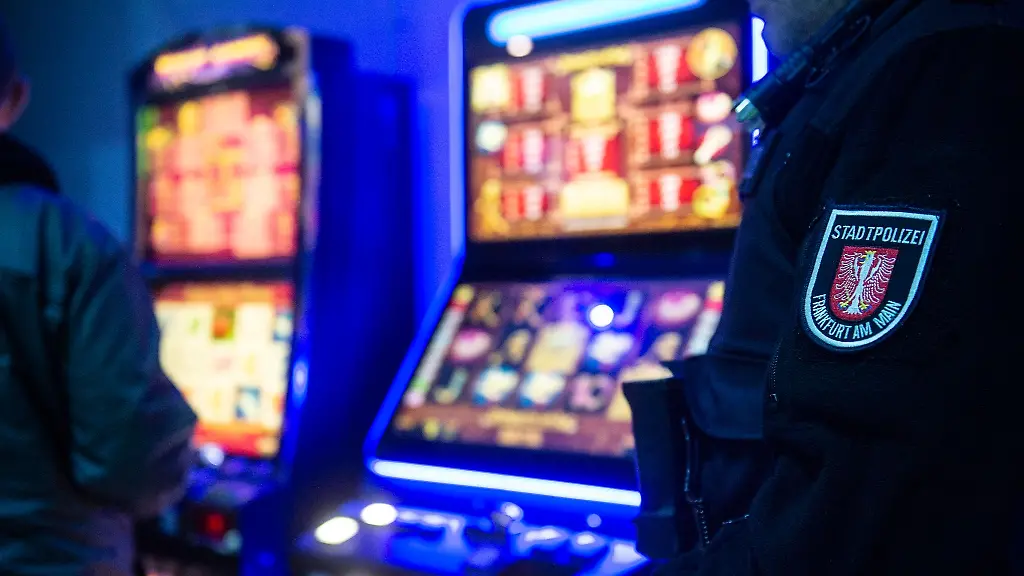 Ein-Beamter-der-Stadtpolizei-sichert-eine-Kontrollaktion-des-Ordnungsamtes-bei-der-die-Beamten-die-ordnungsgemaesse-Aufstellung-von-Geld-und-Glueckspielautomaten-kontrollieren