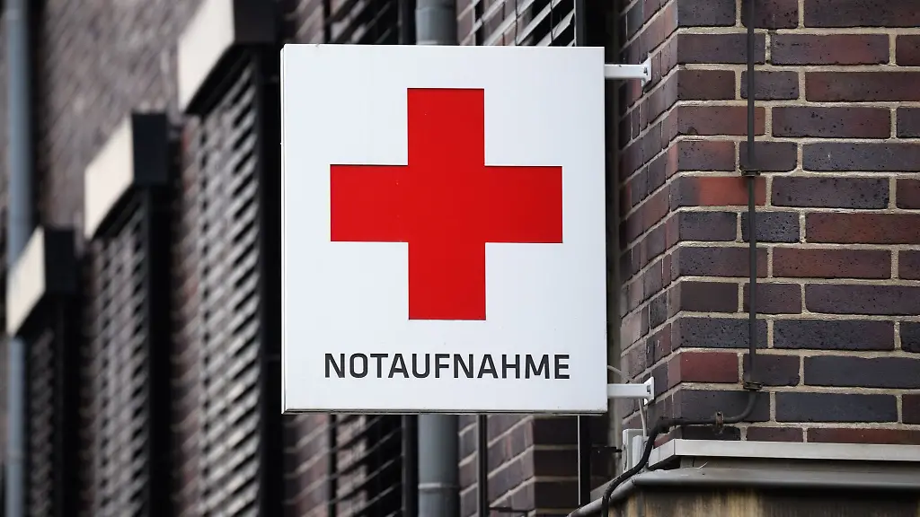 Ein-Schild-mit-der-Aufschrift-Notaufnahme