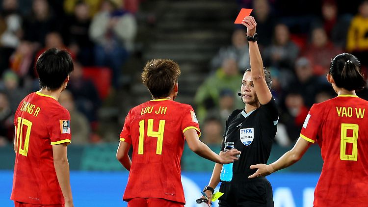 Rui Zhang sieht Rot in der 28. Minute.