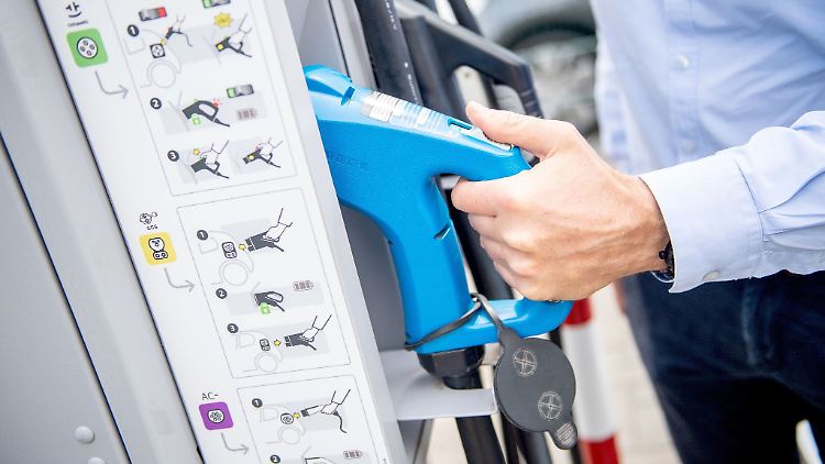 Wer beim Stopp an der Ladesäule Zeit sparen will, frischt den Akku nur bis zum Stand von 80 Prozent auf. Denn danach verlangsamt sich der Ladeprozess stark.