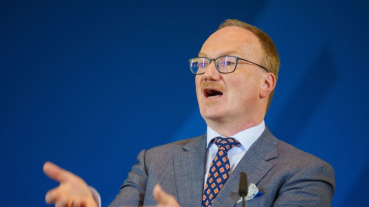 Lars Feld, 56, ist Leiter des Freiburger Walter Eucken Instituts. Bis 2021 war er Vorsitzender der Wirtschaftsweisen. Seit 2022 ist er als "persönlicher Beauftragter des Bundesministers der Finanzen für die gesamtwirtschaftliche Entwicklung" Berater von Christian Lindner.